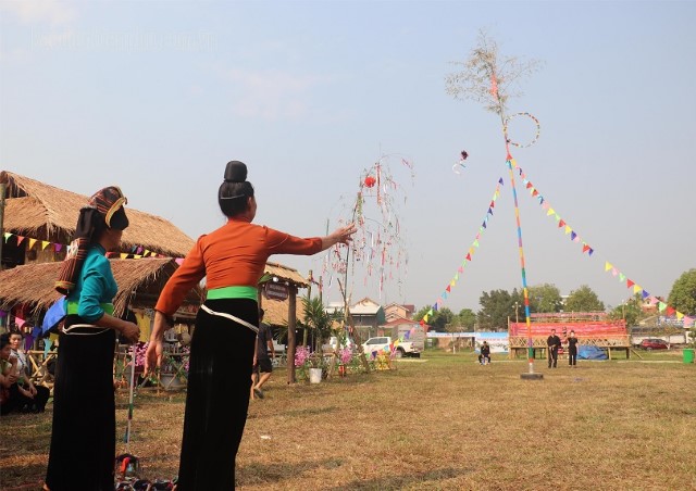 Thi đấu thể thao tung còn, giã bánh giầy